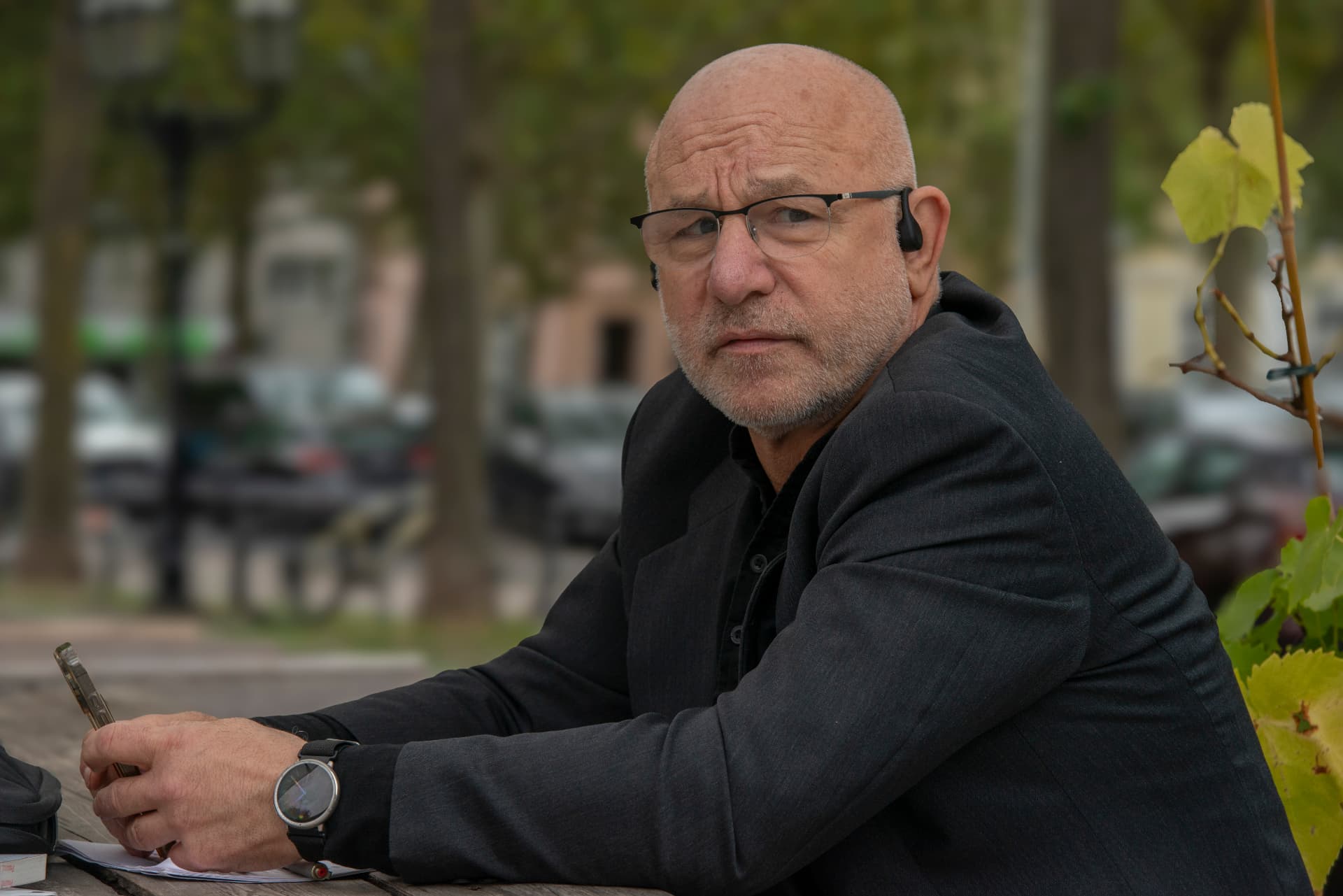 Dr. Donat Ebert am Tisch mit Notizblock im Freien