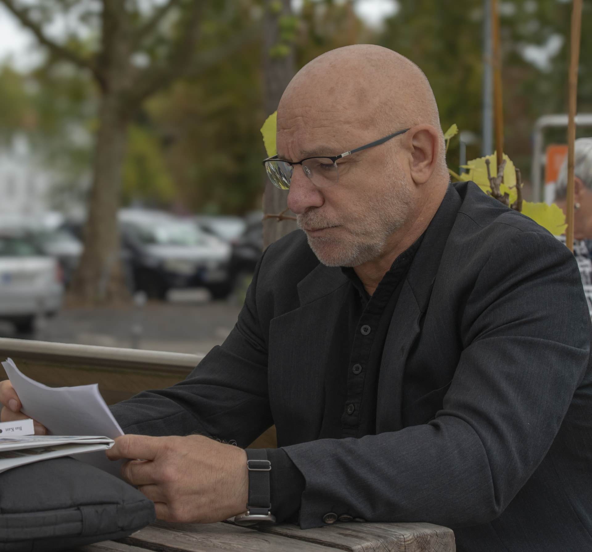 Dr. Donat Ebert liest konzentriert in einem Fachartikel